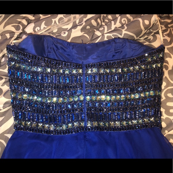 Prom, formal dress - Picture 3 of 5